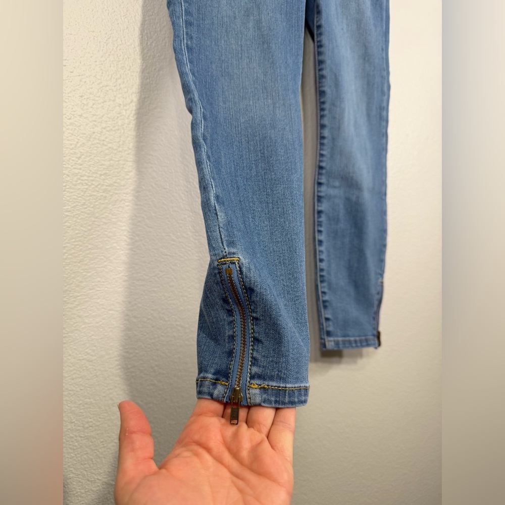 CAbi Jeans Skinny Pants Light Wash Blue Jeans Zipper Ankle Bottom Leg Women 2 - Picture 2 of 5